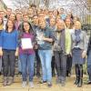 (eug)   Jana Weiler, Schülerin der Klasse 9 b der Leopold Sonnemann Realschule Höchberg, hat das regionale Schülerquiz „Wirtschaftswissen im Wettbewerb“ (WWW) im Raum Würzburg und Kitzingen gewonnen. Die Schülerin setzte sich bei dem von den Wirtschaftsjunioren (WJ) Würzburg organisierten Quiz gegen rund 700 Schüler durch. Eine Besonderheit: Platz zwei und drei in der Regionalauswertung teilen sich Jonas Möser, Klasse 9 c der Staatlichen Realschule Dettelbach, und Lisa Schubert, Klasse 9 a von der Maria-Ward-Realschule Würzburg. Neben den Urkunden freuten sich die Sieger über wertvolle Sachpreise, beispielsweise eine Spielekonsole von HandyGames aus Giebelstadt oder Essensgutscheine des Restaurant Locanda aus Würzburg. Die Sparkasse Mainfranken Würzburg belohnte zudem jeden der drei Sieger mit einem Mini-Goldbarren. Auch die Schulklasse mit der besten Gemeinschaftsleistung erhielt eine Auszeichnung. Sieger unter allen teilnehmenden Klassen ist in dieser Kategorie die 9 b der Staatlichen Wirtschaftsschule, Friedrich-Bernbeck-Schule. Sie errang den Spitzenplatz unter 27 Schulklassen aus insgesamt elf allgemeinbildenden Schulen in Würzburg und Kitzingen. Der Gewinn: ein gemeinsamer Kinobesuch im Cineplex im Mainfrankenpark. Unser Bild zeigt Jana Weiler (7. v. l.), Lisa Schubert (5. v. l.) und Jonas Möser (9. v. l.), mit Gratulanten, Sponsoren und Vertretern der WJ Würzburg.