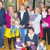 Gruppenbild mit Kindern: Irmi Hofmann (Betreuerin), Spender Manuel Beck, Brigitte Hofstätter (Pastoralreferentin), Petra Müller-März (Stadt Würzburg), eine Mutter mit Kind, Karola Gehret (Leiterin), Petra Thein (Kinderhaus Bunter Drachen), Inge Wieland (Betreuerin), Bärbel Deckler (Kinderhaus St. Albert, von links), vorne Christiane Matzewitzki (Stadt Würzburg).