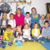Große Freude: Einige Spenden erreichten jüngst das Montessori-Kinderhaus in Kolitzheim. Elke Rückert (vierte von links), die in Kolitzheim eine Änderungsschneiderei betreibt, nähte für die Kinder zehn Schürzen. Zusätzlich überreichte sie eine Spende in Höhe von 100 Euro. Dem folgten noch weitere Spenden über 500 und 100 Euro von Personen, die namentlich nicht genannt werden möchten.