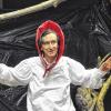 Intensiv agierend: Schauspieler Cornelius Nieden in „Büchner. Die Welt. Ein Riss.“, mit dem das Karlsruher Klassenzimmertheater „THEATERmobileSPIELE“ am Mathias-Grünewald-Gymnasium und am Martin-Schleyer-Gymnasium gastierte.