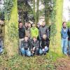 Frisch gestartet: Die Teilnehmer des Forstwirtschaftsmeister-Kurses mit dem Lehrgangsleiter Gerhard Baumeister (rechts) im Garten der Lohrer Forstschule.