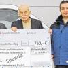 (ts)   Die Firma HST. H. Steinhardt GmbH, hat 2014 beschlossen, zu Weihnachten weniger Präsente an Kunden auszugeben und dafür dem Verein „Kinder aus Shitkowitschi – Hilfe nach Tschernobyl“, aus Wollbach (Landkreis Rhön-Grabfeld) 750 Euro zu spenden. Dieser Hilfsverein ist seit über 20 Jahren ehrenamtlich in der Gomel-Region in Weißrussland tätig. Dieses Gebiet ist seit der Reaktorkatastrophe von Tschernobyl stark verstrahlt. Die Armut der dort lebenden Bevölkerung ist groß ebenso wie die gesundheitlichen Folgen. Die Aktivitäten des Vereins sind umfangreich. So bringt man zweimal jährlich einen Hilfskonvoi mit Lebensmitteln, Kleidung, Medikamenten, medizinischem Gerät und Schulequipment in die betroffenen Regionen und verteilt diese selbst. Jährlich im Sommer werden 50 Kinder zu einem dreiwöchigen Erholungsaufenthalt zu Gasteltern in die Rhön eingeladen. Vorsitzender Stefan Zehfuß nahm die Spende entgegen. Im Bild (von links) Stefan Zehfuß, Roland Wolfrum (Geschäftsführer HST. – H. Steinhardt GmbH Schweinfurt) und Klaus Mangold (Steinhardt GmbH und Helfer im Verein).