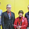 Studium in Schottland: Der ehemalige FHWS-Präsident Heribert Weber (Zweiter von links) gratulierte mit Hannelore Scheuring-Ell (Walter-Ell-Stiftung, Zweite von rechts) den beiden Studenten Tim Danz (links) sowie Dominik Scharnberger zu ihren erfolgreich absolvierten Auslandsaufenthalten.