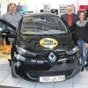 Hauptpreis übergeben: Im Autohaus Echterstraße wurde das Elektroauto Renault ZOE an die Gewinnerin Irmtraut Häfner übergeben, deren Schwiegersohn den Hauptpreis der „Lass deinen Klick in Karlstadt“-Aktion nun für ein Jahr kostenfrei fahren darf. Im Bild von links: Dietholf Schröder (Stadtmarketinggesellschaft), Irmtraut Häfner, Stefan Collisi (Inhaber Autohaus Echterstraße), Helmut Kron (Versicherungsbüro Kron), Nicole Joa (die Energie), Schwiegersohn und Enkelin von Irmtraut Häfner, Monika Albrecht (Reitz Beschriftungen).