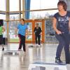 (lena)   Die Teilnehmerinnen des Aerobic- und Dance-Specials der Turnabteilung des TSV Tauberbischofsheim waren nach vier Stunden und fünf Fitness-Action-Einheiten hochzufrieden und begeistert vom Angebot, heißt es in einer Mitteilung. Kompakt wurde gezeigt, dass die Turner in Tauberbischofsheim ein attraktives Angebot für jedermann bieten. Und das nicht nur einmal, sondern Woche für Woche. Das Angebot war für Abteilungsmitglieder und auch für Gäste, die nur mal reinschnuppern wollten. In den Pausen zwischen den Arbeitskreisen konnten sie sich bei Obst, Knabberei und Getränken erholen oder am Stand der AOK ihr Körperfett messen lassen. Die Übungsleiterinnen Sonja Winkler (Cardio Fit), Karin Greß (Step Aerobic), Martina Heusler (Jazzdance), Natalja Tereschenko-Schwartz (Body Workout) und Elisabeth Baumeister (Fit und Fun mit Dance-Aerobic) hielten Puls und Laune bis zum letzten Takt hoch. Step-Aerobic bei Karin Greß machte Spaß, wenn die Grundschritte beherrscht werden. Die Übungsleiterin machte Anfängern die Schritte aber auch langsam vor. Die Übungsleiterinnen des Kinderturnens hatten eine schöne Bewegungslandschaft für die Kinder aufgebaut, so dass auch die mitgebrachten Kinder gut betreut waren. Aber nicht nur die Besucher dieser Veranstaltung waren am Ende zufrieden. Auch die Verantwortlichen der Turnabteilung waren sich einig, dass weitere Specials angeboten werden sollten.