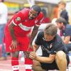 Ganz nah an den Bundesligastars: Detlef Müller im Sommer 2013 mit Stuttgarts Cacau.