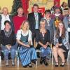 Sechs Bürgermedaillen verlieh die Gemeinde Donnersdorf: Im Bild die Geehrten mit Repräsentanten von Gemeinde, VG, Landkreis und Freistaat.