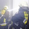 In voller Montur geübt: Zwei Männer der Freiwilligen Feuerwehr Marktheidenfeld erkunden mit Atemschutzmasken die Lage in der brennenden Villa.