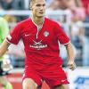 (frak)   Abwehrspieler Niklas Weißenberger spielt auch in der kommenden Saison für den FC Würzburger Kickers. Der Tabellenführer der Fußball-Regionalliga Bayern verlängerte den Vertrag mit dem aus Hundsbach (Lkr. Main-Spessart) stammenden 21-Jährigen, der 2013 von der SpVgg Greuther Fürth II an den Dallenberg gewechselt war, bis 2016. „Ich bin mit ihm sehr zufrieden. Die Abwehr ist mit nur zehn Gegentoren unser Prunkstück und da hat Niklas Weißenberger seinen Teil dazu beigetragen“, sagt Kickers-Trainer Bernd Hollerbach über Weißenberger, der in dieser Saison in 20 Regionalliga-Partien, sowie den beiden DFB-Pokal-Spielen zum Einsatz kam. Dabei traut Hollerbach dem Innenverteidiger noch einiges zu: „Er hat ein riesiges Potenzial, das er noch längst nicht ausgeschöpft hat.“ Nachdem die Kickers am vergangenen Sonntag in die Vorbereitung auf die am 6. März mit einem Heimspiel gegen den SV Heimstetten beginnende Restsaison eingestiegen sind, steht am Samstag die erste Testpartie gegen den Hessenligisten TSV Lehnerz in der flyeralarm Arena an. Diese Partie wurde um eine Stunde nach hinten auf 15 Uhr verlegt. Der Eintritt kostet wie bei anderen Testspielen am Dallenberg drei Euro. Die Einnahmen kommen der Aktion „Kickers hilft“ zu Gute.