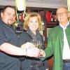 (hhe)   „Wir freuen uns, dass im Kastanienhof wieder Leben eingekehrt ist“, sagte Bürgermeister Klaus Heisel (rechts) bei der Eröffnungsfeier des Restaurants in Kitzingen in der Friedrich-Ebert-Straße. Das Wirtsehepaar Susanne und Stefan Wolbeck (von links) serviert in Bahnhofsnähe jetzt fränkische Gerichte und gehobene Küche. Die Familie Wolbeck betreibt jeweils von April bis Oktober den Landgasthof Rebstock in Escherndorf und führt jetzt zusätzlich den Kastanienhof. Klaus Heisel wünschte sich, dass das Wirtsehepaar  das Engagement mitbringe, um ebenso lange den Kastanienhof zu führen wie einst die Familie Zedlitz. Tourismusreferentin Jutta Wallrapp und Tourist-Informations-Leiter Walter Vierrether wünschten den Wolbecks ebenfalls viel Erfolg. Vierrether freute sich darüber, dass auch mehrere Weine von Kitzinger Weingütern für die Touristen angeboten werden, die vom Bahnhof her ankommen.