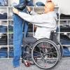 Extra hoher Bund: Der Kunde Marco Hopp hält in Eberbach-Igelsbach im Geschäft „Rolli-Moden“ eine Jeans in den Händen. Rolli-Moden hat sich auf Mode für Rollstuhlfahrer spezialisiert.