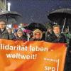 Protest bei Schneetreiben: SPD-Vertreter und Studentenpfarrer Burkhard Hose (rechts) an der Spitze des Montagsspaziergangs.