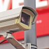 Alles im Blick: Beispiel Videoüberwachung – eine Kamera am Rathaus-Parkplatz in Marktheidenfeld überwacht die Schrankenanlage und den Parkbereich.