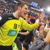 (urs)   Unterfranken jubeln mit einem Unterfranken. Als die deutsche Handball-Nationalmannschaft am Montag im WM-Achtelfinale in Doha mit 23:16 gegen Ägypten gewann, feierten auch Thomas (rechts) und seine Tochter Hannah-Sophia Brasch (vorne, Zweite von rechts), beide aus Hofstetten bei Gemünden stammend, begeistert mit. Hier klatschen sie den aus Würzburg stammenden Nationaltorhüter Carsten Lichtlein ab, der zuvor ein herausragendes Spiel abgeliefert hatte, gleichwohl aber zwei Tage später mit dem deutschen Team nach der 24:26-Viertelfinal-Niederlage gegen Katar den Halbfinal-Einzug verpasste. „Ein wirklich sympathischer Kerl“, schreibt Thomas Brasch über den für den VfL Gummersbach in der Bundesliga spielenden Torwart. Brasch lebt mit seiner Frau Alexandra sowie seinen Töchtern Emilia und Hannah-Sophia seit vielen Jahren in Katars Hauptstadt Doha. Dort arbeitet der Hofstettener als Technischer Controller für eine große österreichische Baufirma.