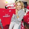 Kickers-Trikots für Kinder in Namibia im Gepäck: Ariane Keupp, bei der FC Würzburger Kickers AG im Vorstand für Marketing und Sponsoring zuständig, zeigt eines von rund 4000 Shirts, das der Regionalligist während des Trainingslagers in Town-Ships verteilen wird.