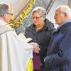 Christine und Alois Baumann feierten Goldene Hochzeit. Dazu gratulierte Pfarrer Thomas Keßler (links), künftiger Generalvikar der Diözese Würzburg.FOTO: Hanns Friedrich