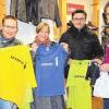 Tragen bald das „Horrorwittchen“ auf der Brust: Matthias Mehling (von rechts) überreichte am Mittwochmorgen Arno Roth, Elfriede Beifuß und Bernd Heldt die farbenfrohen Schneewittchen-Shirts.