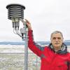 Herzstück der Klimastation: Hilmar Mauer neben einer Anlage, die die Temperatur in zwei Meter Höhe über dem Erdboden und die Luftfeuchtigkeit misst.