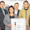 Ausgezeichnet: Die Genossenschaft „Regional Versorgt“ ist Preisträger im Wettbewerb „Ausgezeichnete Orte im Land der Ideen“. Bei der Preisverleihung die beiden Vorstände Birgit Linke und Christine Krämer (Mitte von links) im Kreis der Ehrengäste und Laudatoren.