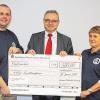(plo)   Mit einer Spende von 500 Euro aus dem PS-Zweckertrag unterstützt die Sparkasse Mainfranken Würzburg die Jugendarbeit der Freiwilligen Feuerwehr Großlangheim. Der Leiter der Sparkassen-Geschäftsstelle Großlangheim, Robert Degen (Mitte), übergab einen symbolischen Spendenscheck an Eugen Höchner (2. Vorsitzender) und Kassierin Margret Sterk.