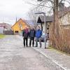 Deutliche Verbesserung: Bürgermeister Konrad Schlier, Anwohner Peter Müller und Pflasterer Jörg Schubert (von links) freuen sich in Opferbaum über die neue Schotterstraße mit Gehsteig und Beleuchtung.
