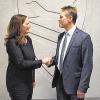Ein Handschlag auf gute Zusammenarbeit: Kantinenpächterin Yvonne Schneider und Schwenk-Werksleiter Johann Trenkwalder.