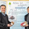 „Virtuelles Wasser“: Im Bild von links Torsten Raab, Leiter der Hessischen Verwaltungsstelle des Biosphärenreservats Rhön sowie Volker Strauch, Leiter des Umweltzentrums Fulda.