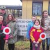 (hawo)   Maxim Bachanow, Tamara Müller, Franziska Ahrens, Erik Bauer, Morgana Prusik, Regina Maier, Xenia Bauer und Jonas Ponater haben sich für den Dienst als Schülerlotse an der Grabfeldschule gemeldet. Wie Konrektor Hubertus Schneider berichtet, nahmen die Schüler dafür auch die sechsstündige Vorbereitung durch die Verkehrspolizisten Jürgen Pelz (hinten links) und Georg Rochler (rechts) sowie einen Test in Kauf. „Alle haben bestanden und sind nach der praktischen Einweisung auf ihren Einsatz gut vorbereitet“, fasste Verkehrserzieher Pelz das Ergebnis zusammen. „Mit dem freiwilligen Dienst der acht neuen Lotsen kann der Abgang der neun Entlassschüler im Juli nahezu aufgefangen werden“, so Schneider. Die Besetzung der Übergänge  in der Sparkassenstraße und in der Dr.-Karl-Grünewald-Straße, die sich Erwachsene und Schüler teilen, sei damit aus Sicht der Schule gesichert.FOTO: Grabfeldschule