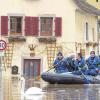 Land unter im Januar 2011 in Kitzingen: Mitarbeiter des Technischen Hilfswerks evakuierten damals vom Wasser eingeschlossene Häuser und brachten Anwohner per Schlauchboot in Sicherheit. Wie Hilfe in einem Katastrophenfall wie diesem noch besser koordiniert und die Bevölkerung möglichst optimal mit lebenswichtigen Gütern versorgt werden kann, untersucht jetzt eine Studie an der Hochschule Würzburg-Schweinfurt.