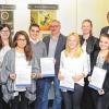 Preisverdächtig: Das ZF-Ausbildungszentrum beeindruckte im Ideenwettbewerb. Im Bild (von links) Ernst Rötzer (BGHM), Ausbilderin Kerstin Reichert, die Auszubildenden Natascha Niedt, Elisabeth Haut und Bastian Fietz, Betriebsrat Klaus Kern, die Azubis Selina Markert, Vanessa Wiesner und Jessica Greubel, Franz-Dieter Thoma und Jutta Runné (BGHM).