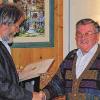 65 Jahre im Verein: Eugen Schmich (rechts) erhielt vom Vorsitzenden Harald Kuhn eine Ehrenurkunde.
