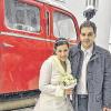 Statt Hochzeitskutsche: Mit dem Feuerwehr-Oldtimer der Marktheidenfelder Wehr fuhren Bianca und Steffen Schütz in Kreuzwertheim zur Trauung an der Kirche vor.