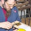 Nur nicht niesen: Ein ruhiger Atem, höchste Konzentration und extrem viel Feingefühl waren gefragt beim Workshop „Vergolden“ im Museum in Karlstadt.