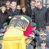 Nach dem Staatsakt: Der Sarg mit Richard von Weizsäcker wurde am Mittwoch von Bundeswehrsoldaten aus dem Berliner Dom getragen. Hinter dem Sarg (links) gehen die Witwe, Marianne von Weizsäcker, und Bundespräsident Joachim Gauck.