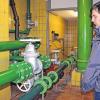 Blick ins Untergeschoss: Die Gemeinde Hausen wird eine grundlegende Sanierung des Wasserhochbehälters in Rieden vornehmen. Bürgermeister Bernd Schraud macht sich ein Bild davon.