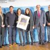 Die glücklichen Gewinner: Vertreterinnen der Mönchberg-Volksschule erhalten in Berlin Ihre Gewinnerurkunde von den KLASSE, KOCHEN!-Partnern (von links: Maren Schmitt-Nolte, Tim Mälzer, Barbara Kornprobst, Lieselotte Gundling, Christian Schmidt, Rüdiger Bockhorst)