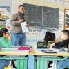 Erst die Arbeit, dann das Vergnügen: Fahri Kilic unterrichtet Erstklässler der Karlstadter Grundschule in Islamischer Religionslehre. Auf unserem Bild gibt er den Kindern eine Aufgabe – und zugleich verspricht er, dass er ihnen einen lustigen Film zeigt, wenn sie ihre Sache gut machen.