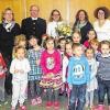 Bei der Ehrung: Von links Vera Bayer, Dekan Keßler, Angelika Großmüller, Kirstin Scherner, Karin Matuschka, vorne Kindergartenkinder aus Arnshausen. Foto:  Scherner