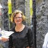 (rtg)   Die beiden Vorstandsmitglieder der Mineralien- und Fossilienfreunde Würzburg (MFFW) Erwin Ziegler und Brigitte Michel überreichten Museumsleiterin Dorothée Kleinschrot (Mitte) vom Mineralogischen Museum der Uni am Hubland 300 Euro, die unter anderem der Verkauf von „Wundertüten“ bei der letzten Börse erbrachte. Die Museumsleiterin möchte das Geld für neue Ausstellungsstücke und zur Ausgestaltung der Ausstellungsvitrinen nutzen. Die Mineralien- und Fossilienfreunde unterstützen das Museum nicht nur finanziell, sondern auch mit attraktiven eigenen Fundstücken. Ab dem 22. Februar werden sie immer am letzten Sonntag des Monats zu den Museumsöffnungszeiten auch Bestimmungen und Tipps zum Sammeln und Bearbeiten von Mineralien und Versteinerungen anbieten.