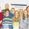 Gewinner: Die Schulsieger des Vorlesewettbewerbs im Landkreis Würzburg, (in der vorderen Reihe), die beste Vorleserin des Landkreises Würzburg, Emilia Eck vom Gymnasium Veitshöchheim (in der Mitte mit Urkunde) sowie die Organisatorin des Wettbewerbs (hinten, Mitte) Britta Kiersch und (von links) die Juroren Kathrin Wunder, Frieder Sommer, Dagmar Dauerer, Manfred Kraus und Luzia Wagener.