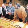 Im Staatsarchiv in Marburg wurden die beiden Lokalhistoriker Paul Reinert und Udo Weiß aus Lohrhaupten sowie Dr. Gerrit Himmelsbach vom Archäologischen Spessartprojekt als Initiatoren der Restaurierung der Spessartkarte über deren Sachstand informiert. Von links: Dr. Katrin Marx-Juskulski (Staatsarchiv Marburg), Paul Reinert, Gerrit Himmelsbach, Udo Weiß und Dr. Annegret Wenz-Haubfleisch (Staatsarchiv Marburg).