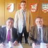Unterzeichnung: Zellingens Bürgermeister Wieland Gsell (rechts) unterschrieb den Vertrag zum Breitbandausbau. Im Bild links Klaus Markert, Key Account Manager der Telekom in Unterfranken, und Christof Ehrbar, Breitbandpate des Marktes Zellingen.