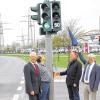 Darauf müssen Autofahrer achten: Neben der gewohnten Signalanlage der Ampel an der Kreuzung Zeiler Straße/Osttangente in Haßfurt wird das Tempo angezeigt, das Fahrzeuge einhalten sollen, um die grüne Welle optimal nutzen zu können. Das Gleiche gilt für die folgenden Kreuzungen vor und hinter dieser Kreuzung. Das Bild zeigt (von links) Bürgermeister Günther Werner, Wolfgang Zuber vom Ingenieurbüro IVT, Hartmut Pianski und Manfred Rott vom Staatlichen Bauamt Schweinfurt sowie Mathias Ullrich von der Straßenverkehrsbehörde im Landratsamt.