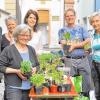 Vielfalt im Garten und auf dem Teller: Bei der Aktion der Initiative „Wir für Vielfalt“ von links Saatgut-Händlerin Gaby Krautkrämer, Kinobetreiber Hannes Tietze, Petra Vandecar, Gabi Förster, Petra Hass-Weiglein, Bio-Gärtner Veit Plietz, Steffi Keickbusch und Edith Sachse.
