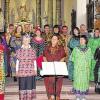 Afrikanische Gesänge: Der Missio-Chor aus Würzburg beim begeisternden Benefizkonzert in der Hafenlohrer St.-Jakobus-Kirche, rechts Leiterin Dr. Renate Geiser.