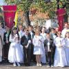 (dö)   Elf Kinder aus Aidhausen, Happertshausen, Friesenhausen und Rottenstein gingen am Sonntag erstmals zur Kommunion. Im Bild (eingerahmt von den Ministranten, von links) Pfarrer Mariusz Falk, Jonas Hau, Melissa Palisson, Antonia Vollert, Laurin Ott, Oliver Klarmann, Finja Böhm, Luisa Geiling, Maximilian Krämer, Michael Klarmann, Vanessa Lugert, Fabiene Palisson sowie Gemeindereferentin Johanna Dünninger.FOTO: Christine Döllner