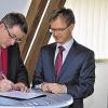 Viele schaffen mehr: Bürgermeister Wolfgang Lampe (links) und Bankvorstand Klaus Gimperlein unterzeichneten einen Kooperationsvertrag, demnach die Stadt nun offizieller Partner der gemeinnützigen Crowdfunding-Plattform ist.