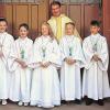 (amk)   In einem feierlichen Gottesdienst in der Pfarrkirche Maria Heimsuchung in Rechtenbach empfingen am vergangenen Sonntag, 19. April, fünf Kinder ihre Heilige Erstkommunion. Die Kommunionfeier stand unter dem Thema: „Wir sind alle ein Puzzleteil auf Gottes Erde“. Auf ihren großen Tag wurden sie von Kaplan Manfred Hock und ihren Eltern vorbereitet. Musikalisch wurde die Feier durch die Gruppe „Popcorn“ und Rudi Ebel an der Orgel umrahmt. Das Bild zeigt die Rechtenbacher Kommunionskinder (von links): Jana Munser, Anastacia Krähenbühl-Maibach, Milena Vater, Kaplan Manfred Hock, Jannis Karl und Marvin Feser.