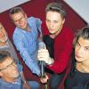 Ihre Botschaft: Wer Lust auf einen lässigen Abend mit guter Musik hat, der kommt am Donnerstag, 30. April, ins Kitzinger Dekanatszentrum. Auf jeden Fall da sein werden (v. l.) Peter Lorenz (the m.i.x.), Michael Tittmann (Asyl-Sozialberater), Paul Greubel (Caritas-Geschäftsführer), und die StedRed-Musiker Stefan Röder sowie Axel Knott.