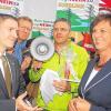 Protest beim Besuch von Ministerin Ilse Aigner: „Main-Spessart sagt Nein zu SuedLink“ hatte die Bürgerinitiative auf ihr Plakat geschrieben. Deren Sorgen trug Sprecher Willi Balkie (Mitte) der Ministerin bei ihrem Besuch zum Empfang der Kreis-CSU in Trennfeld vor. Landtagsabgeordneter und Kreisvorsitzender Thorsten Schwab (links) gab sich als geduldiger Zuhörer.Reinwarth